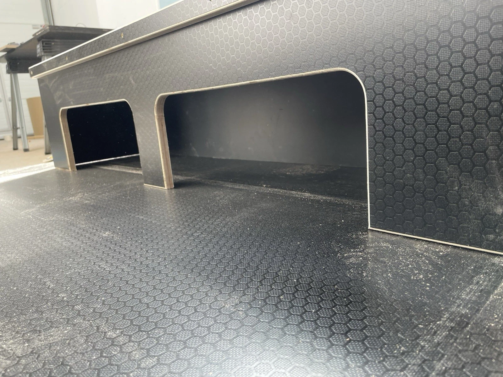 Campervan U Shaped Bed System, Black Hexa 1600 X 1200 - Image 4