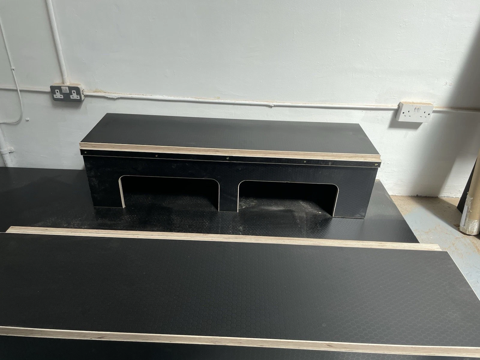 Campervan U Shaped Bed System, Black Hexa 1600 X 1200 - Image 2